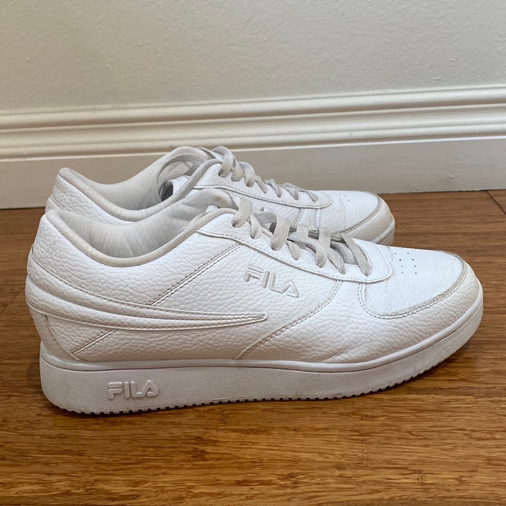 USED Men's Fila White Lowtop Swish Fashion Sneakers SIZE 10